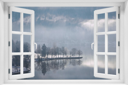 Fototapeta Naklejka Na Ścianę Okno 3D - Misty winter afternoon Lake Bohinj, Slovenia