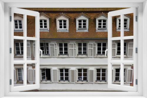 Fototapeta Naklejka Na Ścianę Okno 3D - Fensterfront am Gebäude in Straßburg