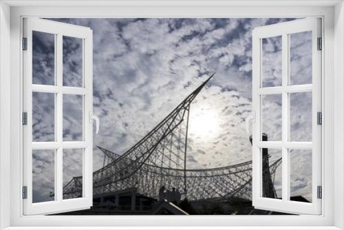Fototapeta Naklejka Na Ścianę Okno 3D - 雲間から透ける陽光と屋根のシルエット