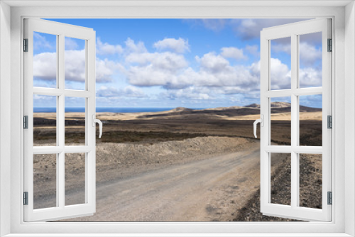 Fototapeta Naklejka Na Ścianę Okno 3D - Remote dirt road on the Atlantic island Fuerteventura.