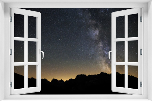 Fototapeta Naklejka Na Ścianę Okno 3D - Meravigliosa Via Lattea che sovrasta le montagne delle dolomiti