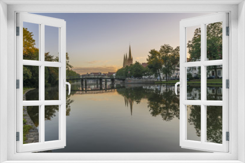 Fototapeta Naklejka Na Ścianę Okno 3D - Obertrave in Lübeck früh am Morgen