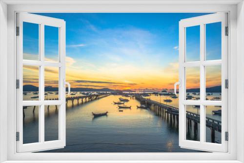 Fototapeta Naklejka Na Ścianę Okno 3D - sunrise at Chalong pier