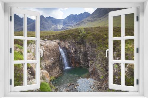 Fototapeta Naklejka Na Ścianę Okno 3D - Kleiner Wasserfall an den Fairy Pools auf Isle of Skye, Schottland