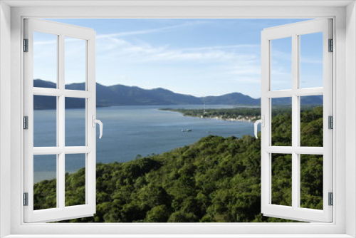 Fototapeta Naklejka Na Ścianę Okno 3D - Preciosas vistas de bosque y mar