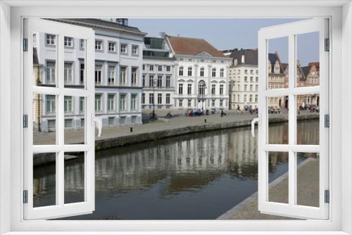 Fototapeta Naklejka Na Ścianę Okno 3D - Canal traversant la ville de Gand, Belgique