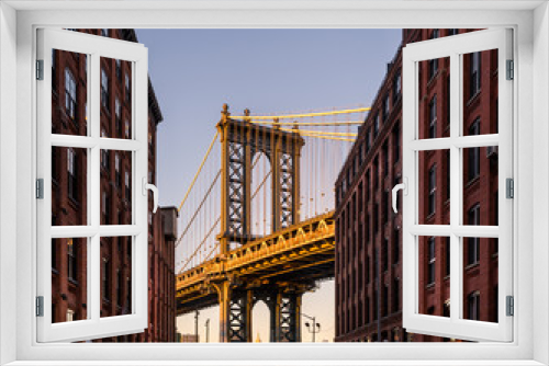 Fototapeta Naklejka Na Ścianę Okno 3D - Manhattan Bridge viewed from Brooklyn street