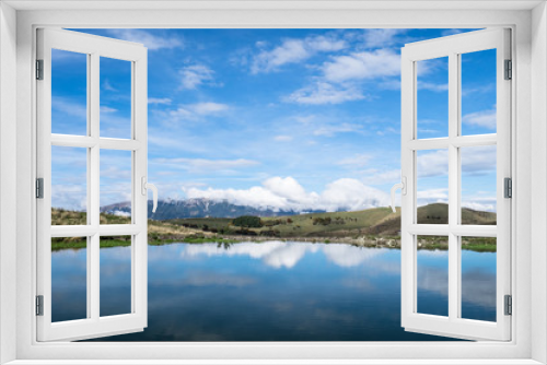 Fototapeta Naklejka Na Ścianę Okno 3D - Cielo azzurro riflesso in lago di montagna