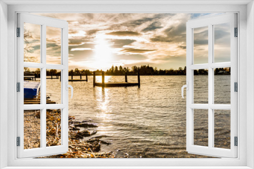 Fototapeta Naklejka Na Ścianę Okno 3D - Gegenlicht bei Sonnenuntergang am See