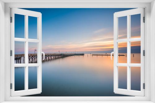 Fototapeta Naklejka Na Ścianę Okno 3D - Long exposure of the pier and Chesapeake Bay at sunrise, in Nort