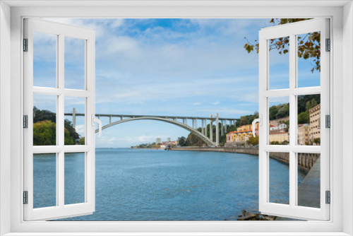 Fototapeta Naklejka Na Ścianę Okno 3D - Arrabida bridge and Douro river in Porto / 自動車専用橋のアラビダ橋とDouro 川