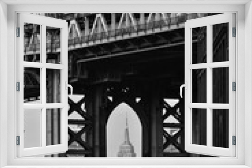 Fototapeta Naklejka Na Ścianę Okno 3D - Black and White image of Empire state building through Brooklyn Bridge