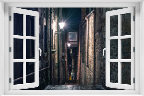 Fototapeta Naklejka Na Ścianę Okno 3D - Narrow alleyway in Edinburgh