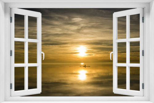 Fototapeta Naklejka Na Ścianę Okno 3D - Ruderboot im Sonnenuntergang