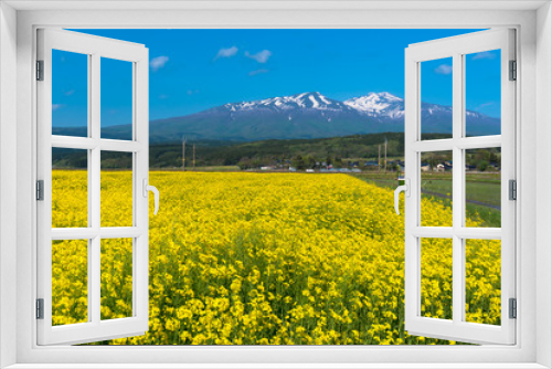 Fototapeta Naklejka Na Ścianę Okno 3D - 鳥海山のある春景色