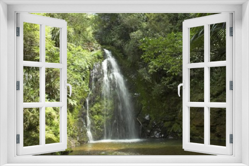 Fototapeta Naklejka Na Ścianę Okno 3D - Waterfall in New Zealand rain forest