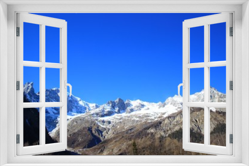 Fototapeta Naklejka Na Ścianę Okno 3D - Mont Blanc massif in Alps, on Italy-France border