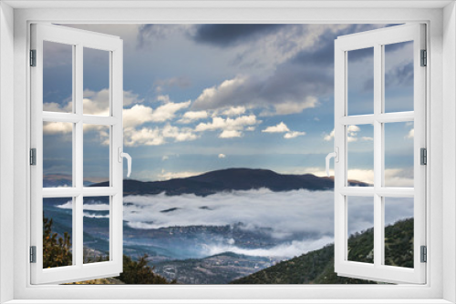 Fototapeta Naklejka Na Ścianę Okno 3D - paysage de basse montagne avec nuages