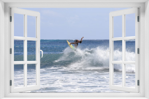 Fototapeta Naklejka Na Ścianę Okno 3D - Wave which bursts, beach in Tahiti with surfers 