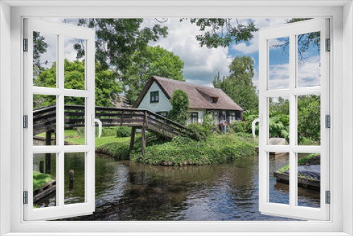 Fototapeta Naklejka Na Ścianę Okno 3D - Giethoorn in The Netherlands with its typical thatched cottages and ditches