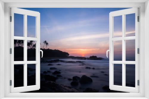 Fototapeta Naklejka Na Ścianę Okno 3D - Sonnenaufgang, Palmen und Bucht, Sri Lanka