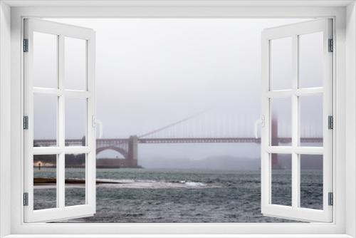Fototapeta Naklejka Na Ścianę Okno 3D - Nebel über der Golden Gate Bridge in San Francisco, Kalifornien, USA.