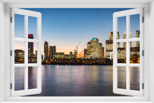 Fototapeta Naklejka Na Ścianę Okno 3D - Finanzzentrum Canary Wharf in London nach Sonnenuntergang 