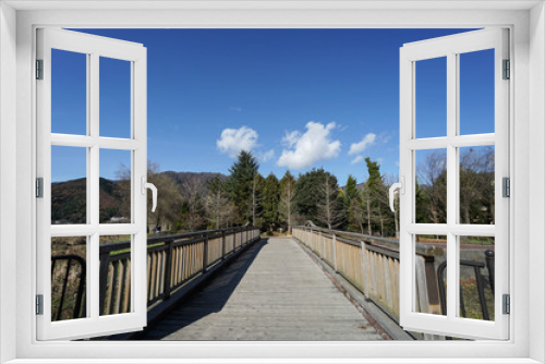 Fototapeta Naklejka Na Ścianę Okno 3D - wooden walkway in public park