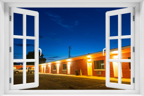 Fototapeta Naklejka Na Ścianę Okno 3D - USA roadside motel in the night.