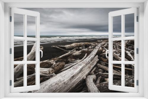 Fototapeta Naklejka Na Ścianę Okno 3D - Driftwood on black sand