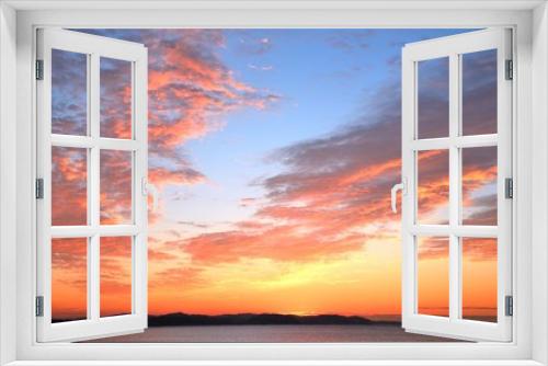 Fototapeta Naklejka Na Ścianę Okno 3D - 青空に紅に染まる日の出時の雲
江の島の日の出の空が美しい。
