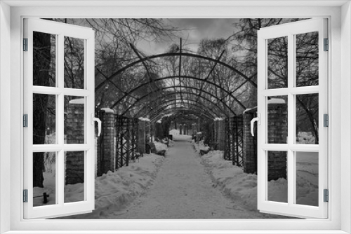 Fototapeta Naklejka Na Ścianę Okno 3D - Snowbound garden house with wild grapes in a city park