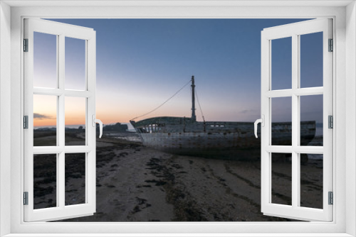 Fototapeta Naklejka Na Ścianę Okno 3D - Sunset and old shipwreck in Arz Island in Brittany (Morbihan), F