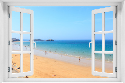 Fototapeta Naklejka Na Ścianę Okno 3D - A beautiful day at the beach and at sea in St.Malo in France 