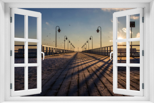 Fototapeta Naklejka Na Ścianę Okno 3D - Molo w zimowej scenerii, zimowy poranek, wschód słońca. 