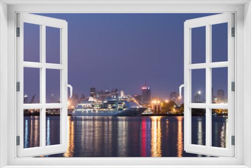 Fototapeta Naklejka Na Ścianę Okno 3D - Luxury cruise ship stay in the harbor
