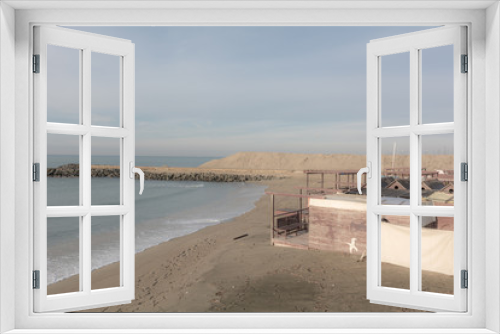 Fototapeta Naklejka Na Ścianę Okno 3D - edificio abbandonato su una spiaggia