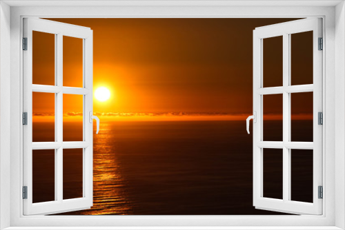 Fototapeta Naklejka Na Ścianę Okno 3D - Sun setting over ocean
