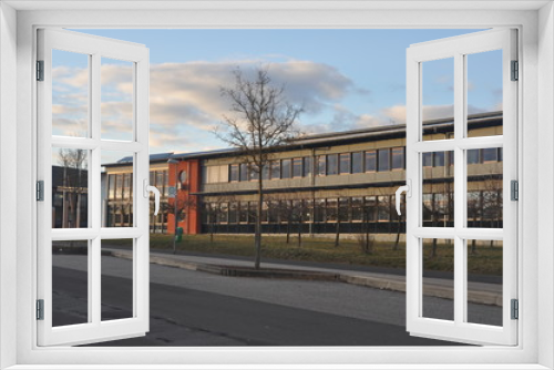 Fototapeta Naklejka Na Ścianę Okno 3D - Schulhaus, Schulgebäude, Schulhof, Schulpause, Schule