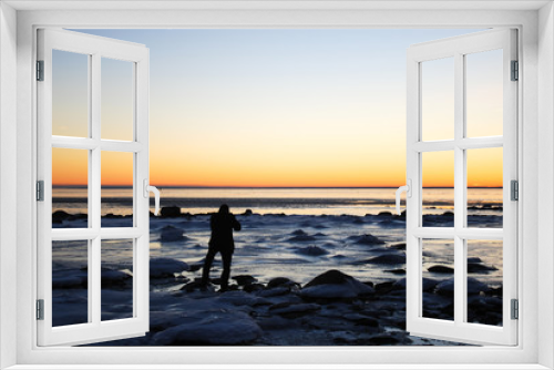 Fototapeta Naklejka Na Ścianę Okno 3D - Icy coast with a man silhouette