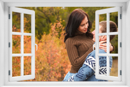 girl at the hands of Man. A loving couple walking in the autumn park.