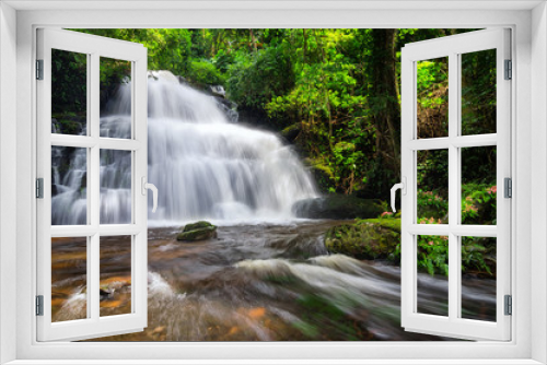 Fototapeta Naklejka Na Ścianę Okno 3D - Man Daeng waterfall.