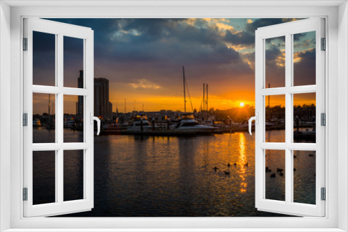 Fototapeta Naklejka Na Ścianę Okno 3D - Sunset over a marina in Harbor East, Baltimore, Maryland.