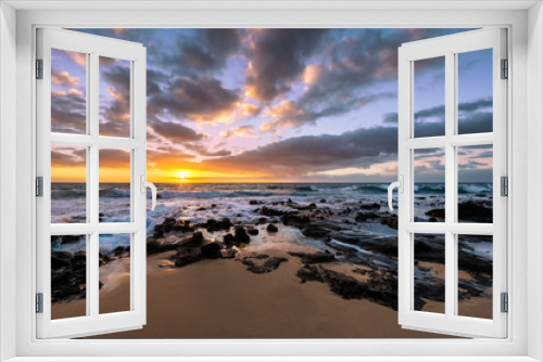 Fototapeta Naklejka Na Ścianę Okno 3D - Sandy Beach sunrise in Honolulu, Hawaii
