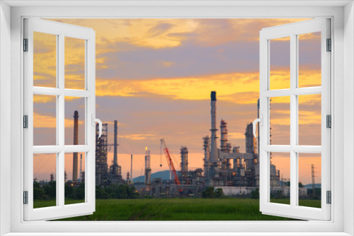 Fototapeta Naklejka Na Ścianę Okno 3D - Oil refinery at sunrise