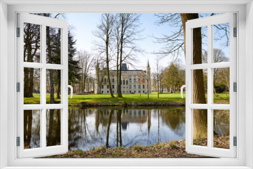 Fototapeta Naklejka Na Ścianę Okno 3D - Die Evenburg in der Kleinstadt Leer in Ostfriesland, eine Burg mit Parkanlage, die Burg hat rundherum einen Burggraben.
