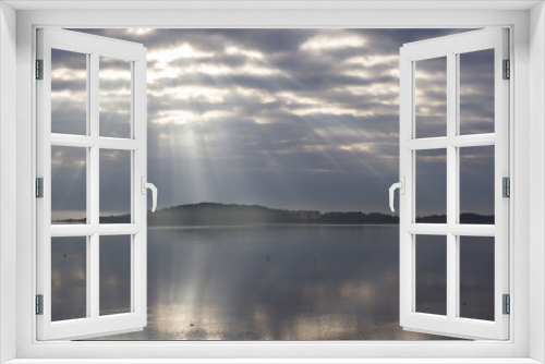 Fototapeta Naklejka Na Ścianę Okno 3D - Meer, Wolken und durchbrechende Sonne