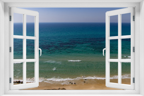 Fototapeta Naklejka Na Ścianę Okno 3D - The sea to the horizon, waves, beach. Background.