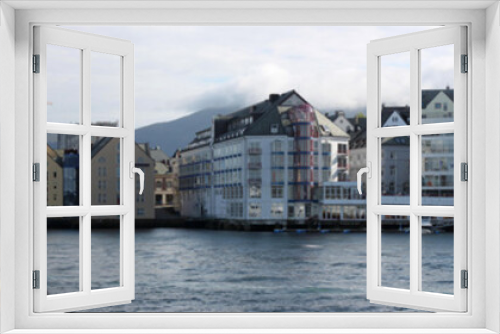 Fototapeta Naklejka Na Ścianę Okno 3D - Panorama am Hafen der Stadt Alesund, Norwegen, mit Leuchtturm, Lagerhäusern und Hotels an der Hafenmole