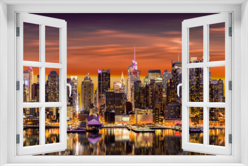Fototapeta Naklejka Na Ścianę Okno 3D - New York City panorama at sunrise.
